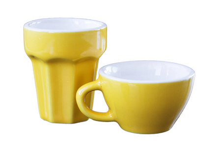 白色背景上的两个黄色陶瓷杯