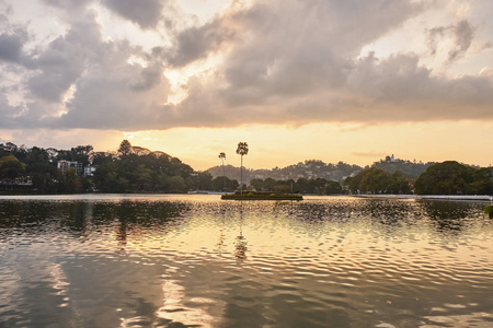 日落时美丽的湖景