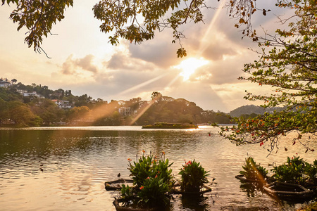 日落时美丽的湖景