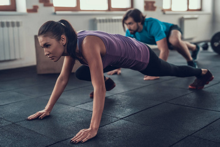 成人爬行前进图片