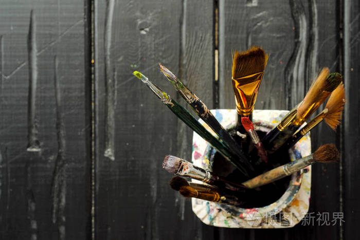 艺术家工具画笔在一个黑色的木制背景的银行