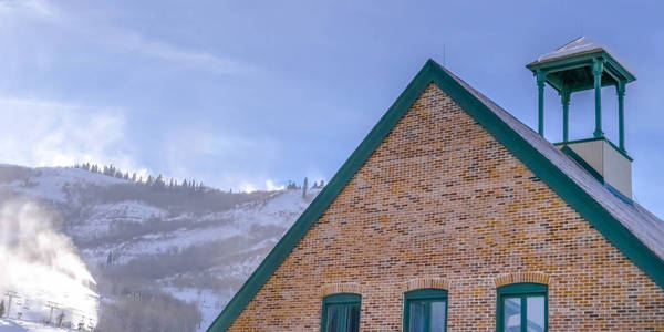 在犹他州的公园城的雪大厦和山