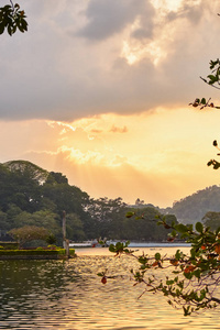 日落时美丽的湖景