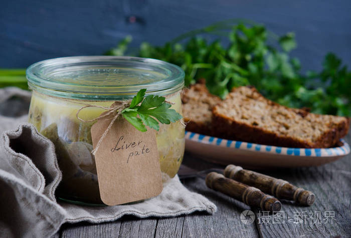 木桌上放绿色欧芹的肝酱