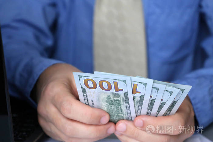 官员,经理或商人数钱坐办公室的概念工资,银行贿赂,收入,奖金,现金