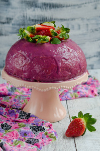 草莓慕斯蛋糕，紫巧克力釉，选择性聚焦