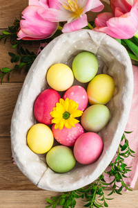 复活节彩蛋在篮子里的木制背景郁金香春天基督教节日