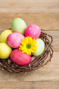 复活节彩涂彩蛋一窝在木制背景上春天基督教节日