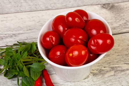 腌制樱桃番茄在碗中加入罗勒