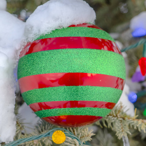 在雪白的圣诞树上关闭一个小泡