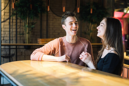 几个大学生在一起,在高加索异性恋爱好者的冬天,在咖啡馆里坐在空桌