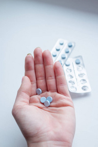 手拿药丸药片图片