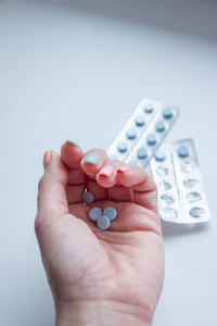 药丸,药片和药物堆在医生手中.