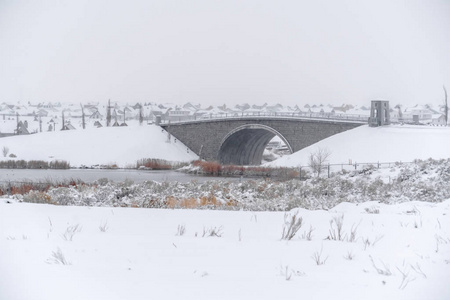 在犹他州的湖面上, 有一座桥接着雪景