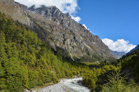 从Ghunsa村到Khambachen的路上，喜马拉雅山谷的美丽景色。 长途跋涉康钦宗加巴塞坎普尼泊尔