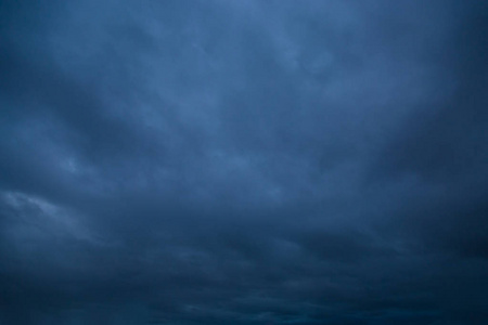 黑暗的暴风雨的天空。阴郁的云。阴天天气