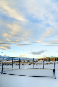 犹他州网球场冬季多云的天空