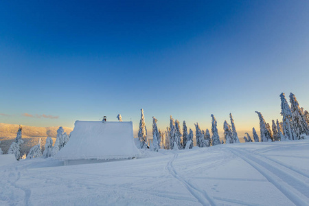 美丽的全景拍摄在波兰山，贝基迪在前往瑞斯扬卡的路上，在下雪的冬天。 徒步旅行中捕获的景观。