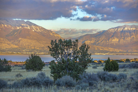 风景犹他州谷湖山和天空的看法