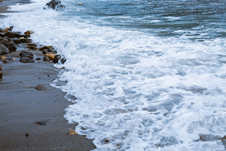 海浪拍打着海岸