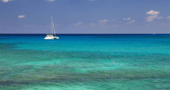 帆船在大凯曼的加勒比海上休息