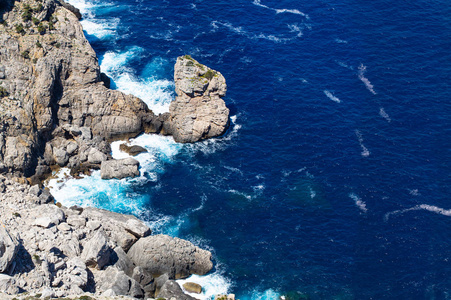 海浪打破海滩岩石景观。 海浪撞击，溅起岩石