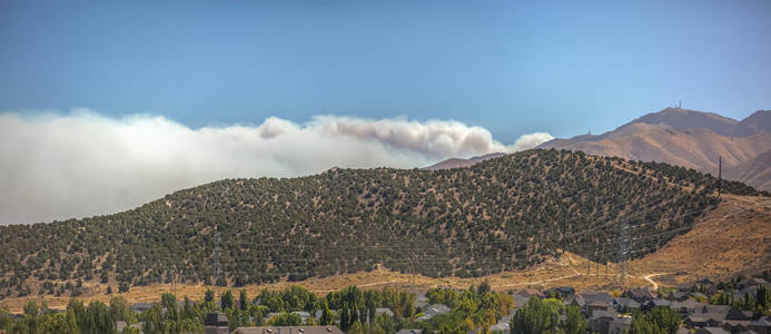 犹他州湖山野火中的浓烟