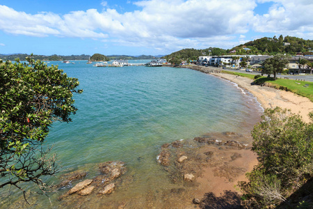 新西兰群岛海湾的主要旅游中心，可以看到小镇和海滨，包括码头