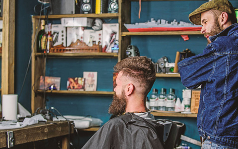 客户和专业的主检查结果或理发。时髦的客户得到了新发型。理发师与胡子男子看镜, 理发店背景。理发的概念。理发师完成造型