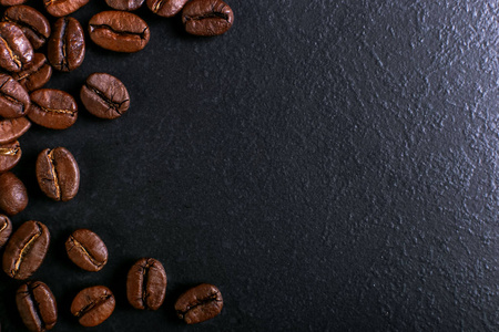 芬芳的咖啡豆乡村桌面背景。 横幅复制空间。