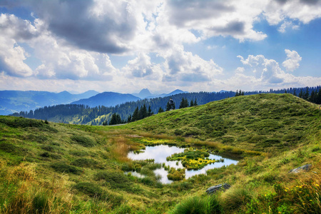 令人惊叹的景观与水的反射在阿尔卑斯山山脉蒂罗尔
