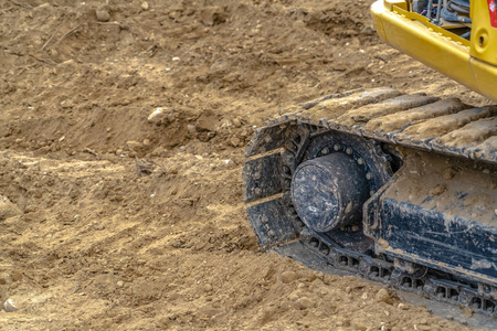 在犹他州的履带垫上有防污垢的挖掘机