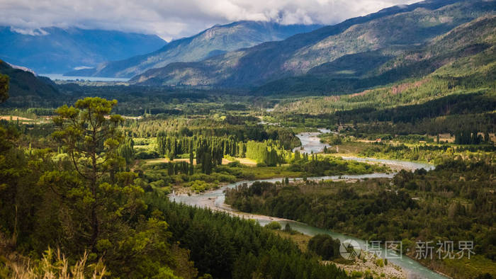 阿根廷巴塔哥尼亚埃尔伯尔森蓝色河谷和森林景观