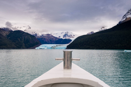 在阿根廷湖航行，前面是斯佩加齐尼冰川。 阿根廷冰川国家公园