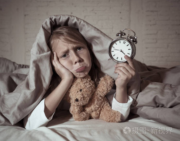 闹钟看起来很累,有睡眠问题,晚上睡觉,或者在孩子失眠,焦虑和睡眠障碍