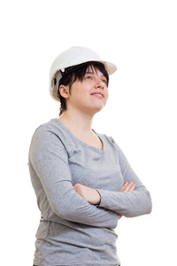 自信的年轻女子工程师双手交叉，戴着保护头盔，在白色背景上孤立地看着。