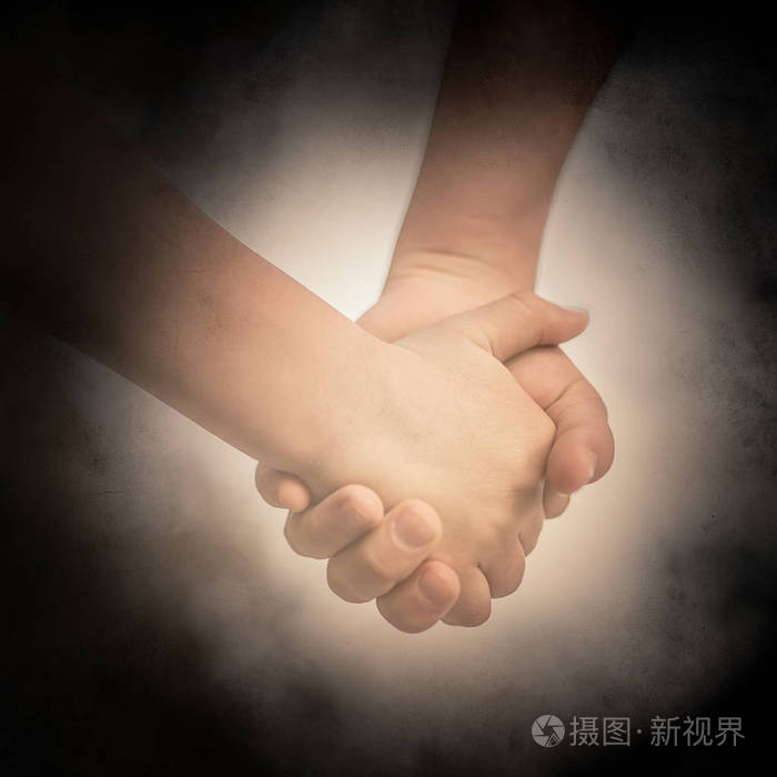 小白种人男孩和他的妹妹牵手走在一起