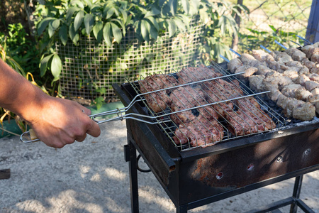 烤架上的烧烤。在烤架上煮肉