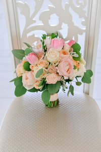 椅子上挂着美丽温柔的婚礼花束。新娘花束, 花卉安排