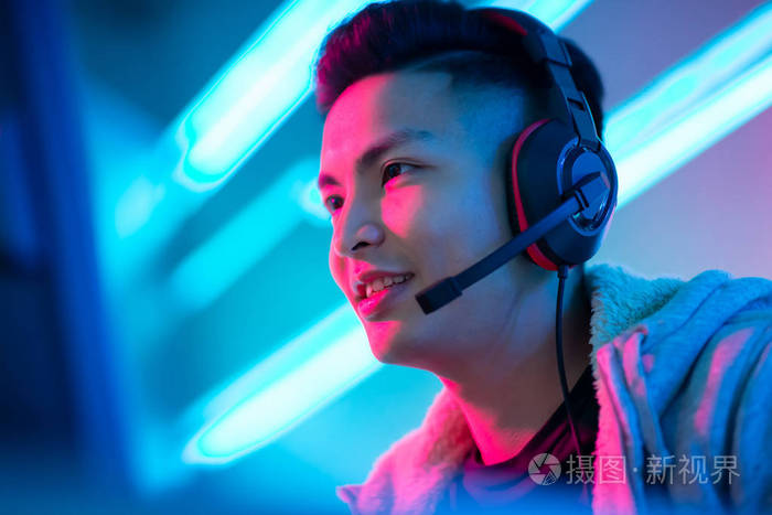 年轻的亚洲帅哥玩网络游戏