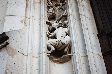哥特式的人物，哥特式教堂上的雕塑作品的碎片
