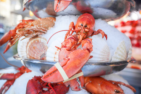 法国巴黎冰上有螃蟹和虾的户外鱼类市场。