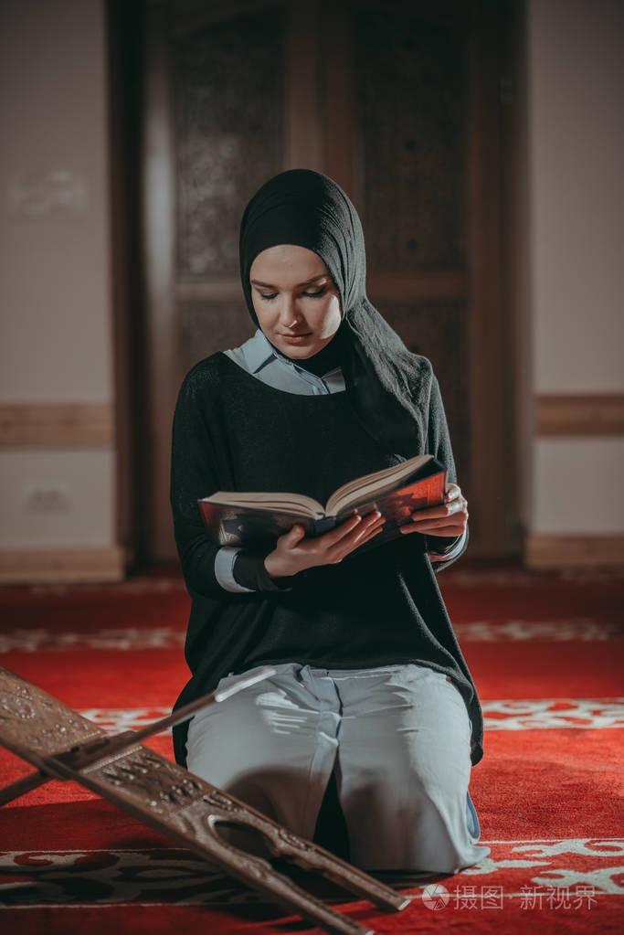 穆斯林妇女祈祷和阅读古兰经