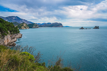 黑山海岸彼得罗瓦茨湾的岩石和高崖上僻静的修道院