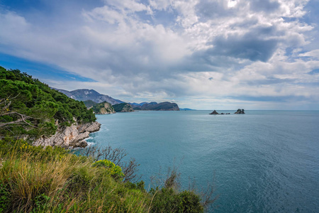 黑山海岸彼得罗瓦茨湾的岩石和高崖上僻静的修道院