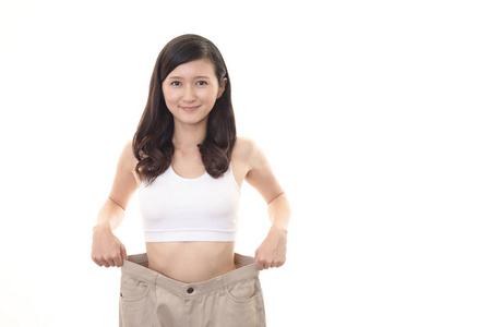女人减肥后站着穿太大的裤子