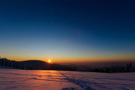 美丽的全景拍摄在波兰山，贝基迪在前往瑞斯扬卡的路上，在下雪的冬天。 日落徒步旅行时拍摄的景观。