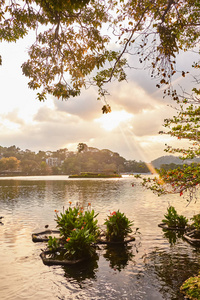 日落时美丽的湖景