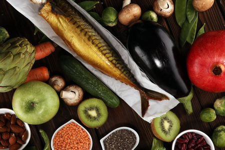 健康食品清洁饮食选择。 水果蔬菜种子超级食品谷物，叶，蔬菜，鱼和鸡。