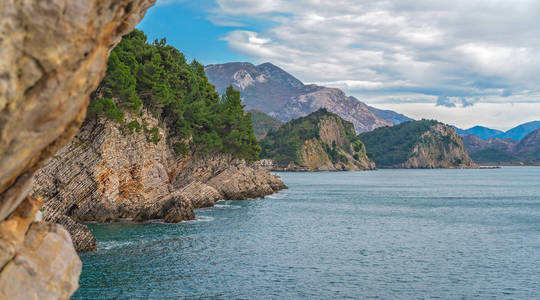 黑山海岸彼得罗瓦茨湾的岩石悬崖